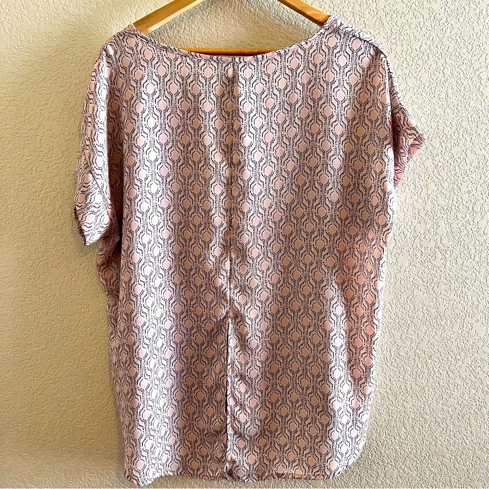 Torrid Multicolor Geo Print Open Back Georgette Blouse Size 0X - Picture 5 of 6